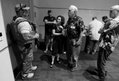 　5月3日，警察在案發(fā)后暫時阻止與會者離開展覽。