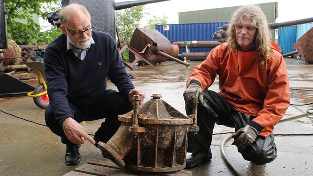 丹麥潛水員安德森（左）展示其打撈上來的U-78潛艇殘骸。