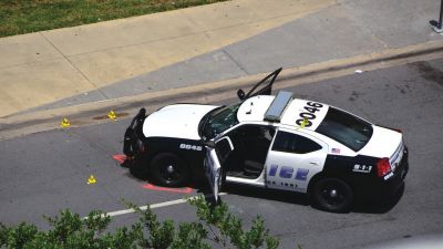 被槍手擊中的警車。新華社發(fā)