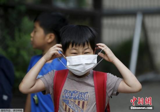 圖為當?shù)貢r間2015年6月8日，韓國未停課的學校，學生課前戴口罩測體溫。