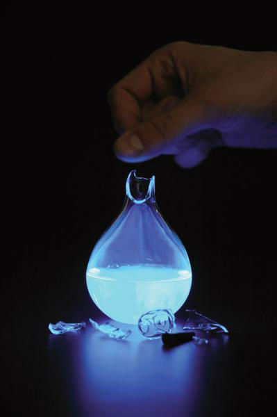 荷蘭藝術家發(fā)明人血燃料燈，一滴血照亮整間房。圖片來源：新加坡《聯(lián)合早報》網(wǎng)站