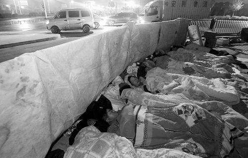 在寒冷的冬夜，為了能省點錢，方便接活，民工們?nèi)运跇蛳隆? complete=