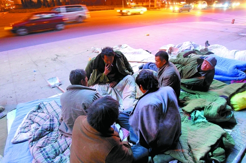 寒風里，他們以打牌來打發(fā)枯燥的生活。