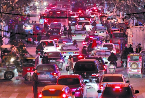 昨晚11點，二七廣場仍較擁堵。圖為東太康路在擁堵中。