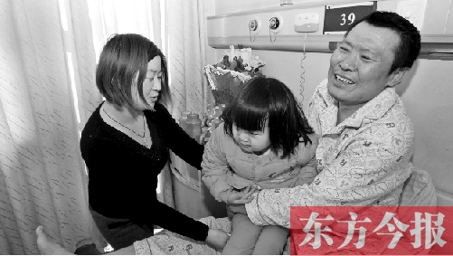 李剛患骨肉瘤急需手術(shù)，最放心不下的就是他的妻子、女兒