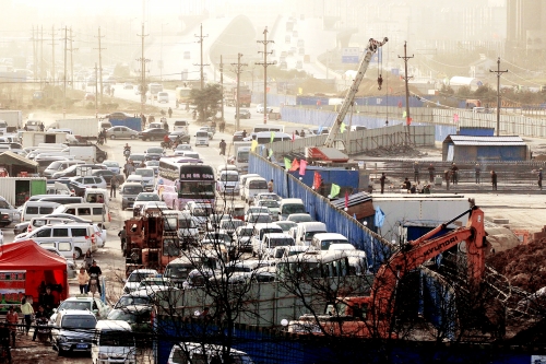 昨日上午，京廣路與南三環(huán)交叉口附近堵成了一鍋粥