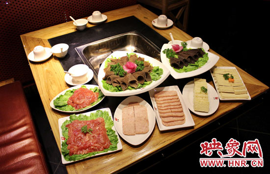 巴奴毛肚火鍋主打的就是半份的菜品。例如這個(gè)巴奴毛肚，整份的是42元，而半份只要21元，既便宜又實(shí)惠。