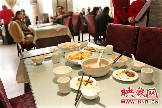 3月22日，阿五美食英協(xié)路店幾位顧客用完餐后，盤子里的食物所剩無幾。