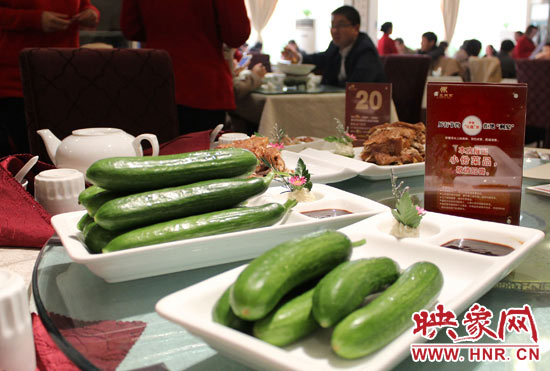 3月22日，阿五美食英協(xié)路店的服務(wù)員為我們展示大份菜品和小份菜品