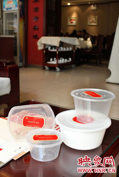 阿五美食英協(xié)路店為顧客提供的各種大小的打包餐盒。