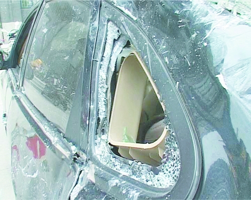 爆炸導(dǎo)致部分窗玻璃碎裂掉落,殃及樓下停放的轎車(chē)。