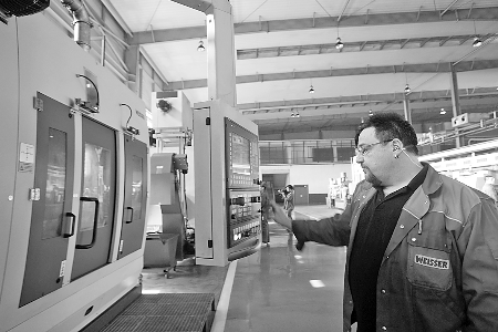 　　▲5月7日，來自德國的專家正在中原內(nèi)配股份有限公司的生產(chǎn)線上調(diào)試設(shè)備。