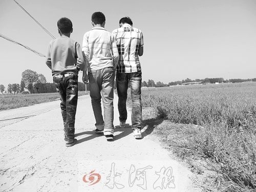 親眼目睹小伙伴在自己面前慘遭橫禍,三個(gè)孩子變得異常沉默。