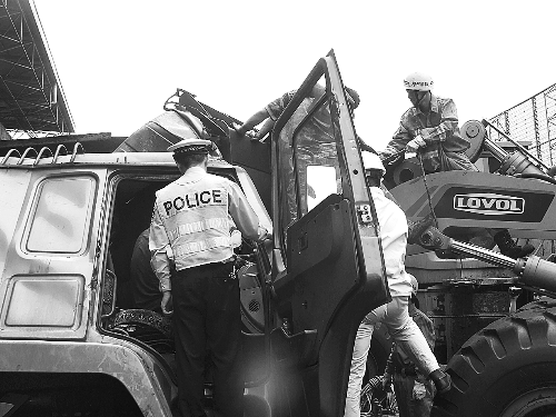 　　調(diào)來(lái)鏟車(chē)，幫忙救人。