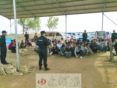 民警突襲賭場，64名涉案人員全部落網(wǎng)。