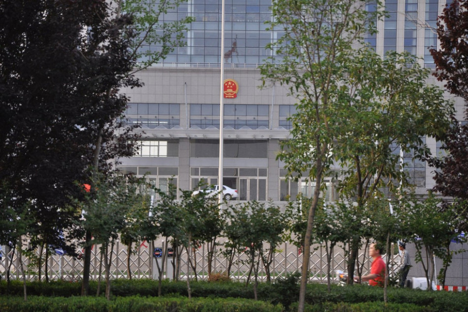 　　圖為魏都區(qū)政府門前的國徽和隱約的“為人民服務(wù)”字樣。來源：光明網(wǎng)