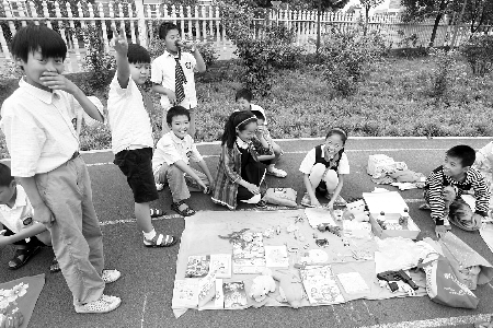 小學(xué)生當(dāng)?shù)財(cái)偫习?，擺起攤來(lái)也很專(zhuān)業(yè)