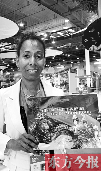 桑麗莎的童話書《皇帝、新娘與龍袍》在上海世博會(huì)加勒比聯(lián)合館與中國(guó)讀者見面 資料圖片