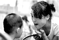 　張麗梅的發(fā)音吐字并不清晰。但她每次教兒子練習(xí)，都力求做到“聲情并茂”。