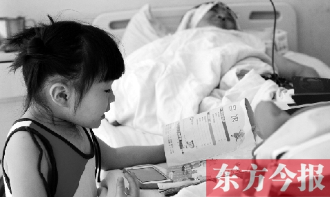 　昨天上午，鄭州市骨科醫(yī)院病房內(nèi)，李剛躺在病床上，女兒嘟嘟在安靜地看書
