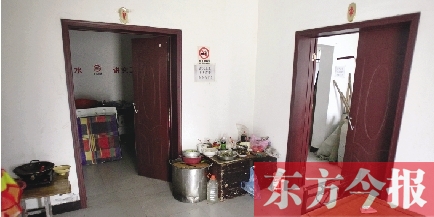 男廁洗漱池前，堆放著大量家電、家具等生活用品