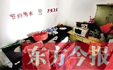 廁所進(jìn)門中廳，擺放著灶臺(tái)、餐桌、床鋪等，乍一看像個(gè)客廳