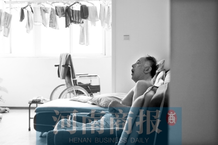 金老先生因偏癱生活不能自理，鄰居說(shuō)，平時(shí)經(jīng)常看到護(hù)工和老人的弟弟前來(lái)照顧 實(shí)習(xí)生 唐韜/攝