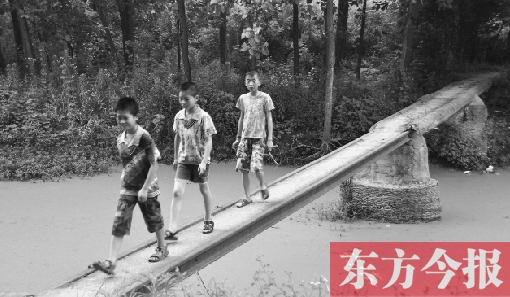 這座寬僅0.4米的危橋，承擔(dān)著1000多人的出行