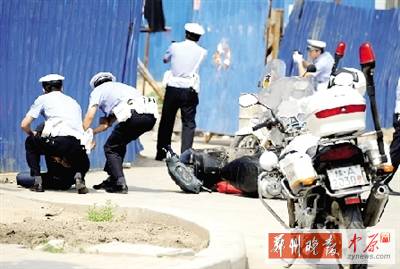 　一名歹徒被抓獲，另一名歹徒持槍劫持了一名門衛(wèi)。