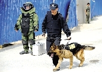 排爆專家、警犬在現(xiàn)場(chǎng)待命。