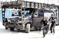 特警的突擊車到達(dá)現(xiàn)場(chǎng)。