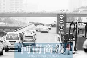 紫荊山立交橋上橋口，已經(jīng)有非綠標(biāo)車禁止通行的標(biāo)志 王春勝/攝