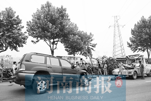 鄭州文化路百萬(wàn)豪車(chē)“騎”上樹(shù) 一下撞飛幾十萬(wàn) 河南商報(bào)記者 邱曉峰/攝