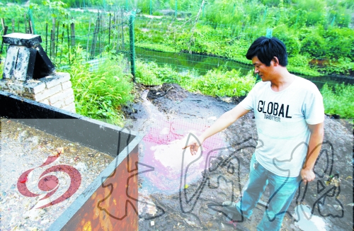 煉油點將骯臟、臭氣熏人的廢水直接排入溝渠。