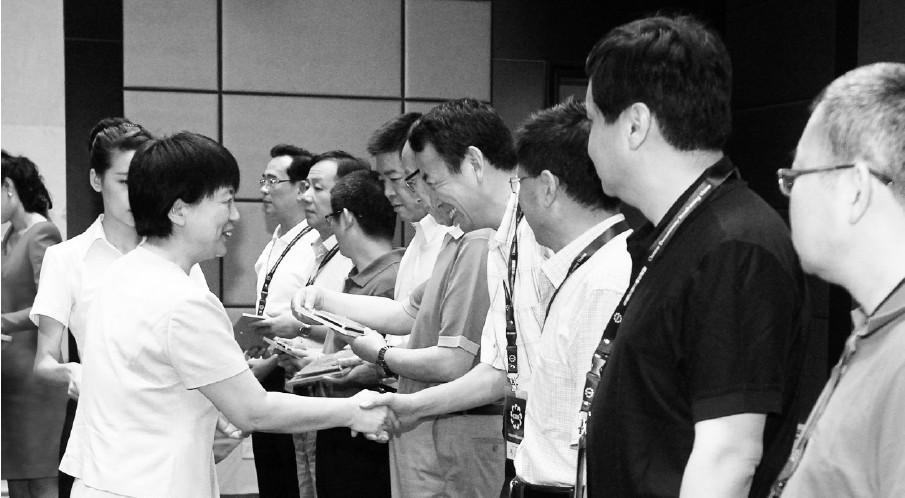 河南省委常委、宣傳部長趙素萍給中國紀(jì)錄片播出聯(lián)盟理事臺發(fā)放牌匾