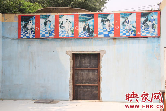 在鄭州市動物園內(nèi)的海獅館內(nèi)，隨處可見游客與動物合影的宣傳畫。