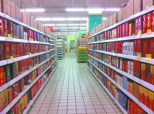 商場(chǎng)里賣的酒，銷售人員稱都是純糧酒，而專家稱，中、低檔酒用酒精和各種添加劑勾兌的情況并不鮮見。