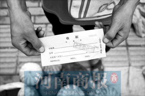 百花路附近的瓜農(nóng)宋師傅交完衛(wèi)生費(fèi)后收到一張收據(jù)，但沒有收款單位