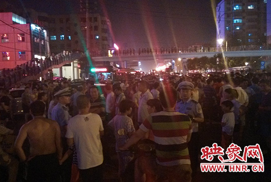 8月7日晚20時(shí)許，幾位交警在人群中