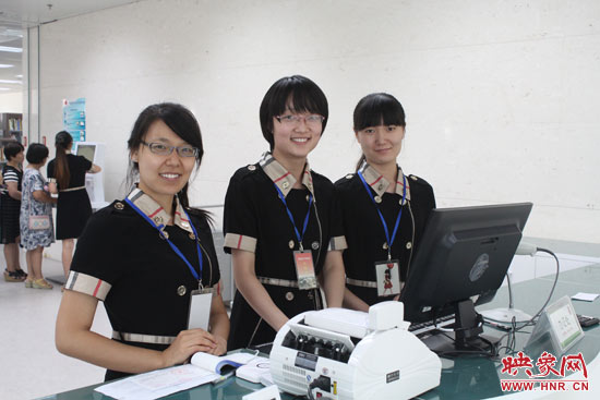 鄭州圖書(shū)館新館工作人員