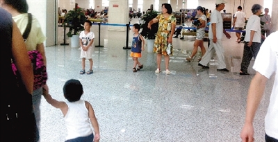 不少市民帶著孩子進(jìn)新圖書館 不少市民帶著孩子進(jìn)新圖書館