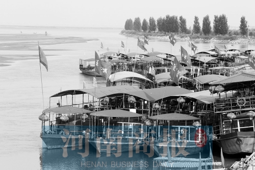 這些出航的船只，都沒有相關(guān)資質(zhì) 記者 王春勝/攝