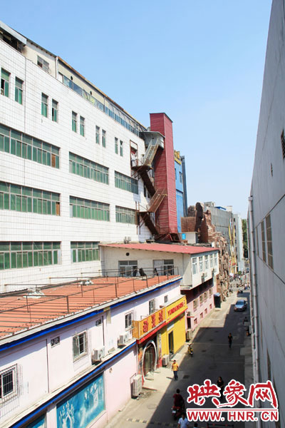 該家具賣場共6層樓，第7層建筑與其他樓層風(fēng)格迥然不同，有明顯后期加蓋痕跡