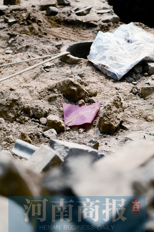 　　孩子墜井前，手里拿著國(guó)旗，邊走邊玩……