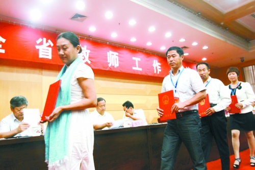 昨日，我省諸多優(yōu)秀教師獲頒“師德標(biāo)兵”、“師德先進(jìn)個(gè)人”等榮譽(yù)證書。