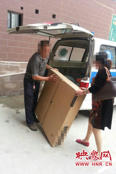 工作人員正在搬卸家具。