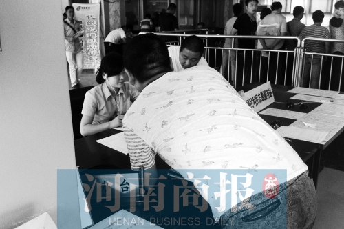 戴著耳機(jī)工作，挺“愜意”