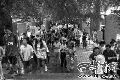 每天都有大量游客涌來(lái)，探訪他們心目中的少林