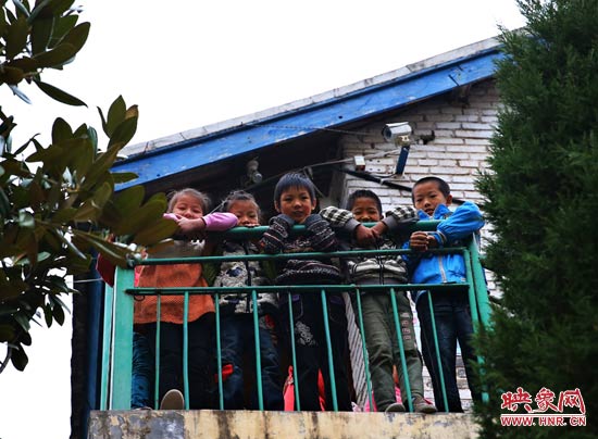 對于記者的到來，孩子們充滿了好奇