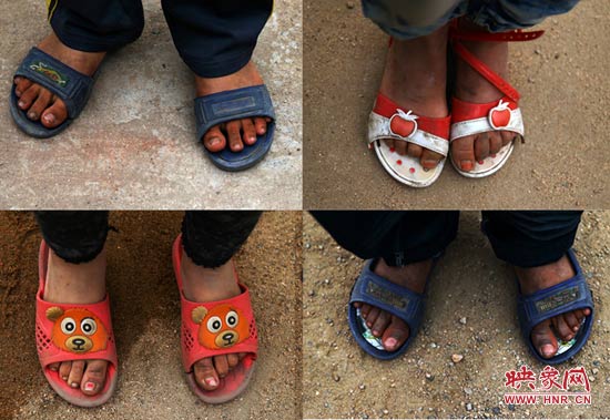 山里的溫度已經(jīng)很低了，有些孩子還是光腳穿著拖鞋。